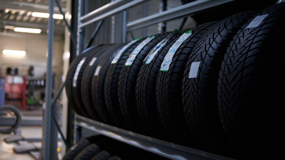 Nowe opony na regale w sklepie MW Tires